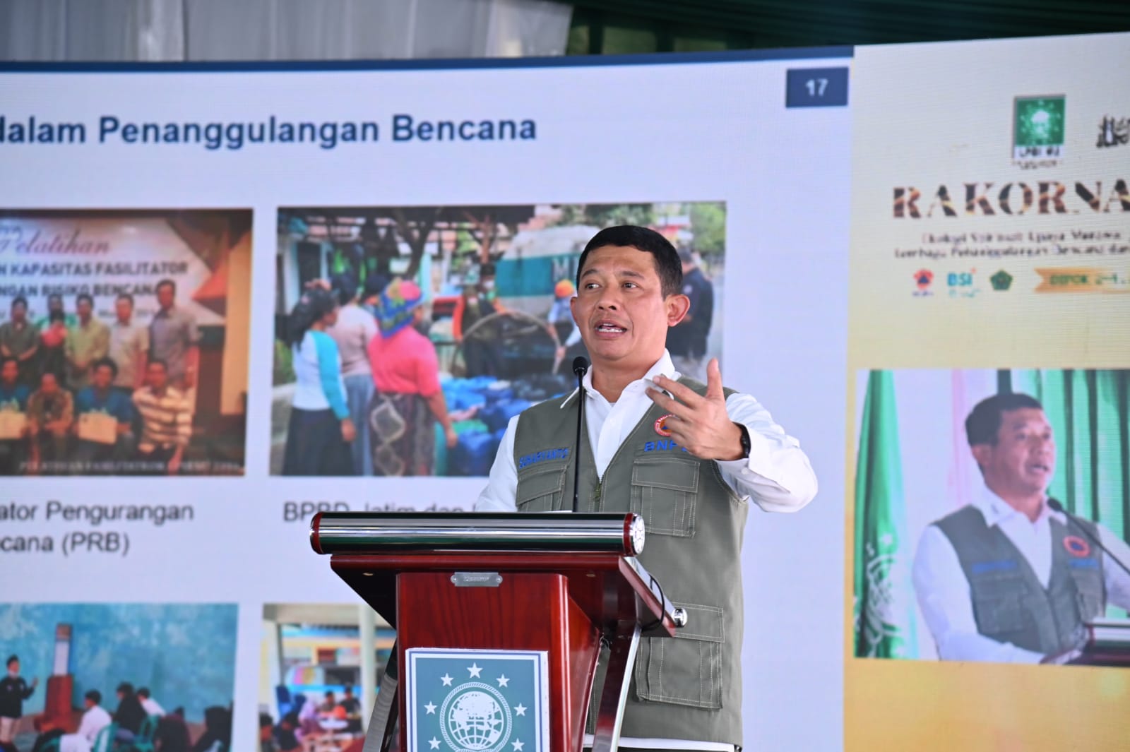Kepala BNPB Letjen TNI Suharyanto (kemeja putih dengan rompi hijau) saat memberikan materi tentang penanganan bencana pada Rapat Koordinasi Nasional Lembaga Penanggulangan Bencana dan Perubahan Iklim Nahdlatul Ulama (LPBI NU) yang dihelat di Pondok Pesantren Alhamidiah, Depok, Jawa Barat pada Sabtu (3/6). 